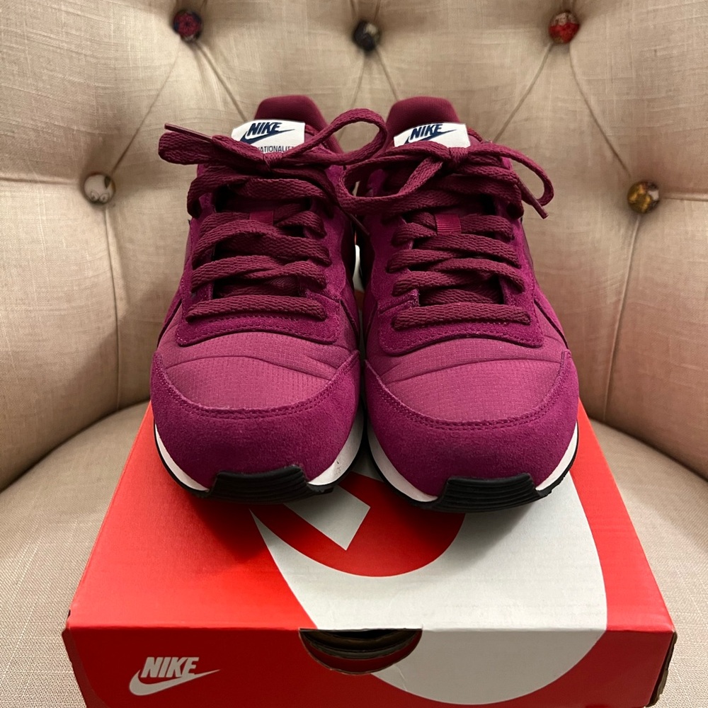 Women’s Nike Internationalist Sneakers in True Berry and Navy, size 7.5